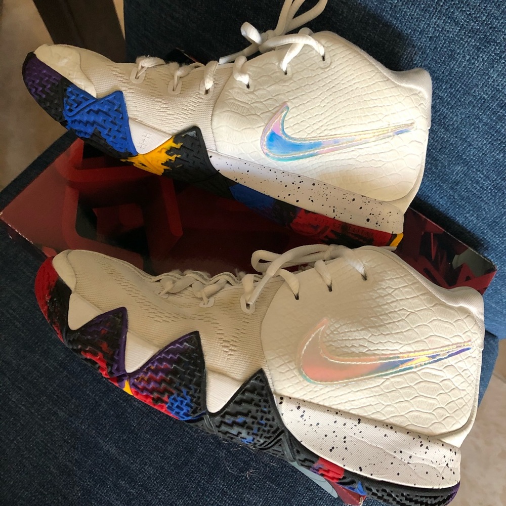 Nike Kyrie 4 NCAA Basketball Shoes (Size 4.5Y)